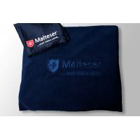 Malteser-Fleecedecke in Kissenhlle, Malteser-Logo auf Decke+Hlle, dkl.-blau